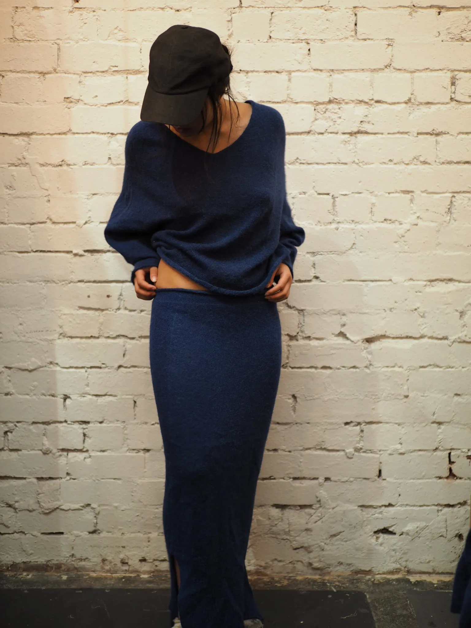 Light weight V-neck sweater (Alpaca)- Blue Royale