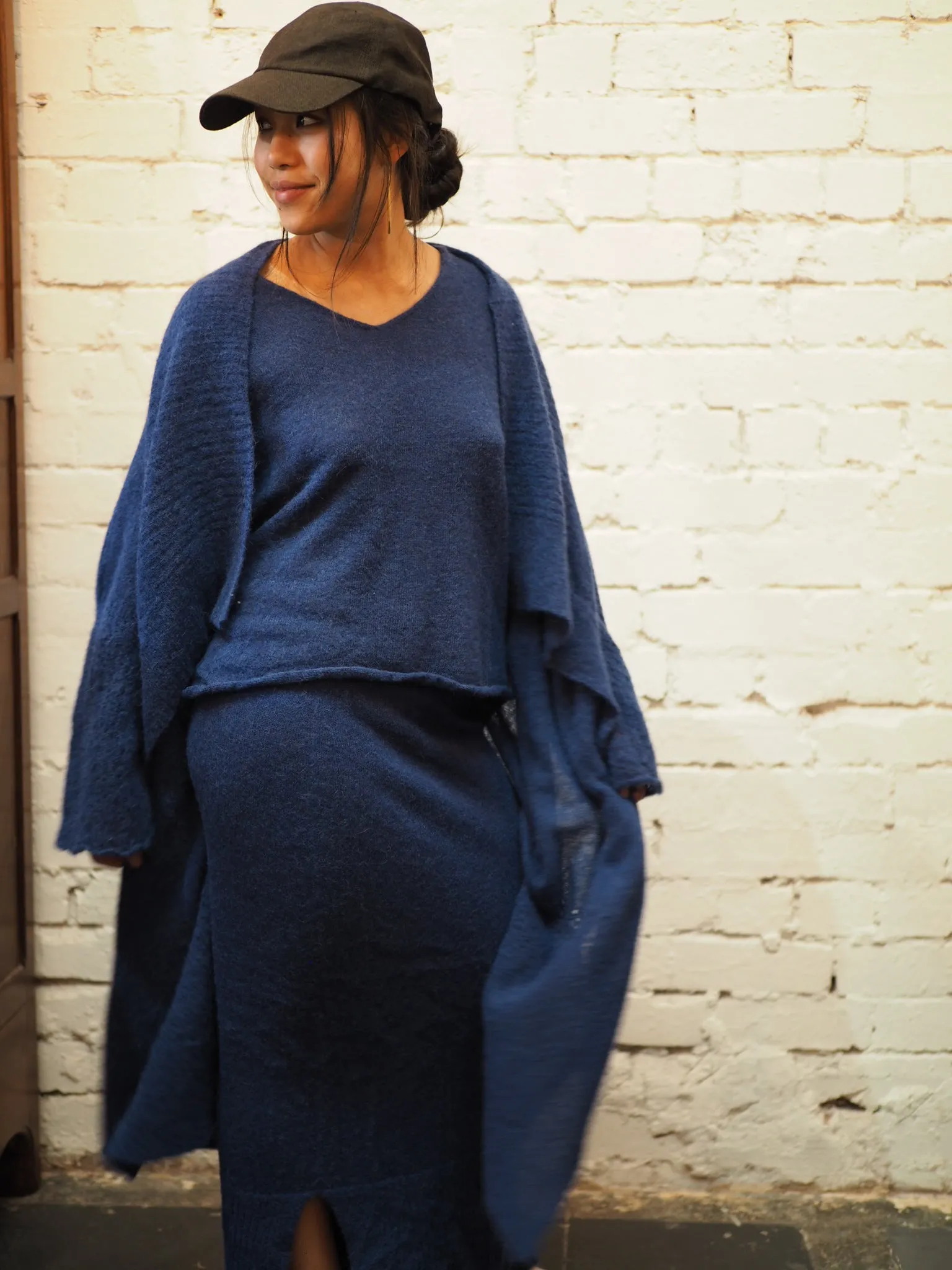 Light weight V-neck sweater (Alpaca)- Blue Royale