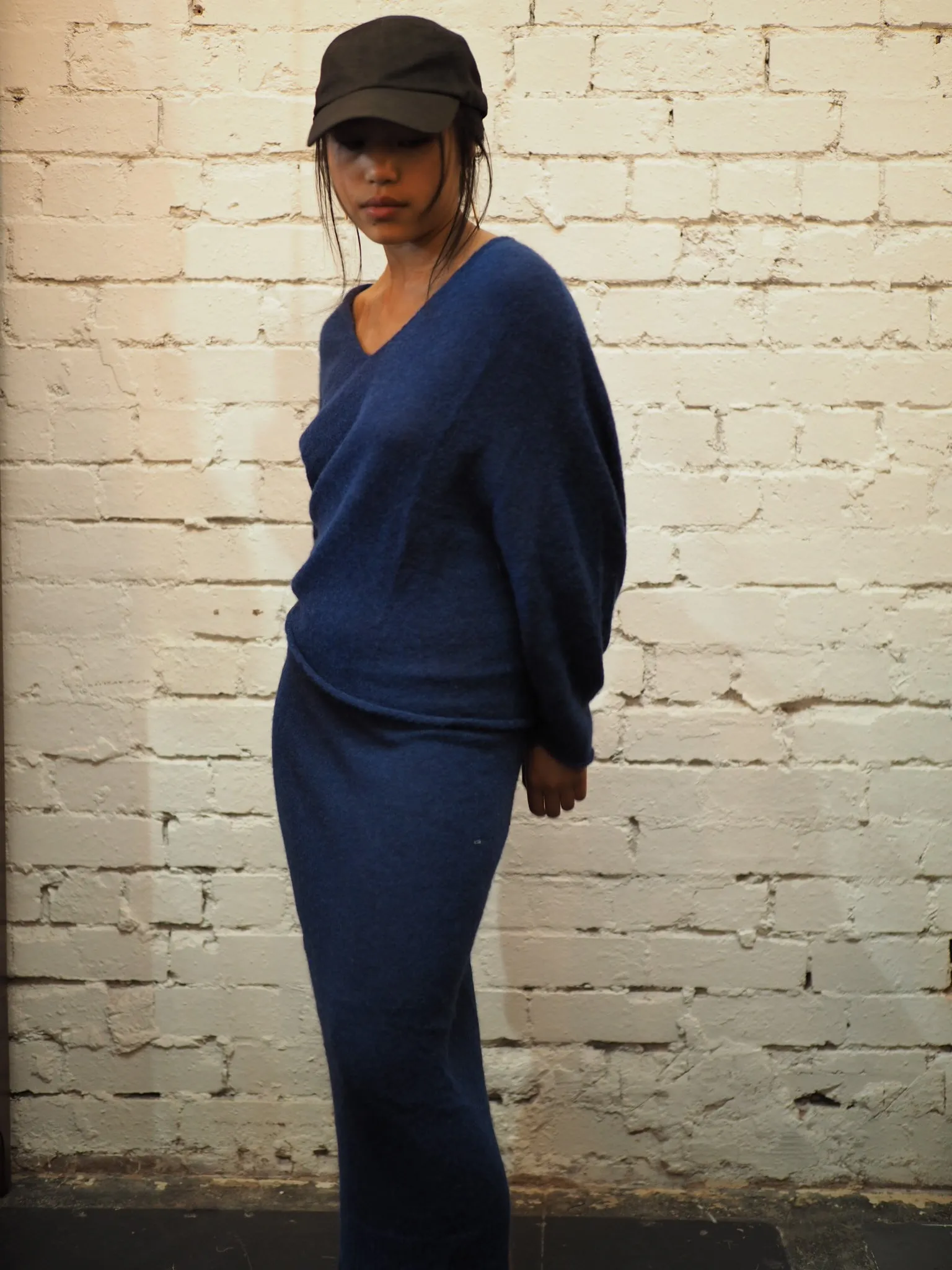 Light weight V-neck sweater (Alpaca)- Blue Royale