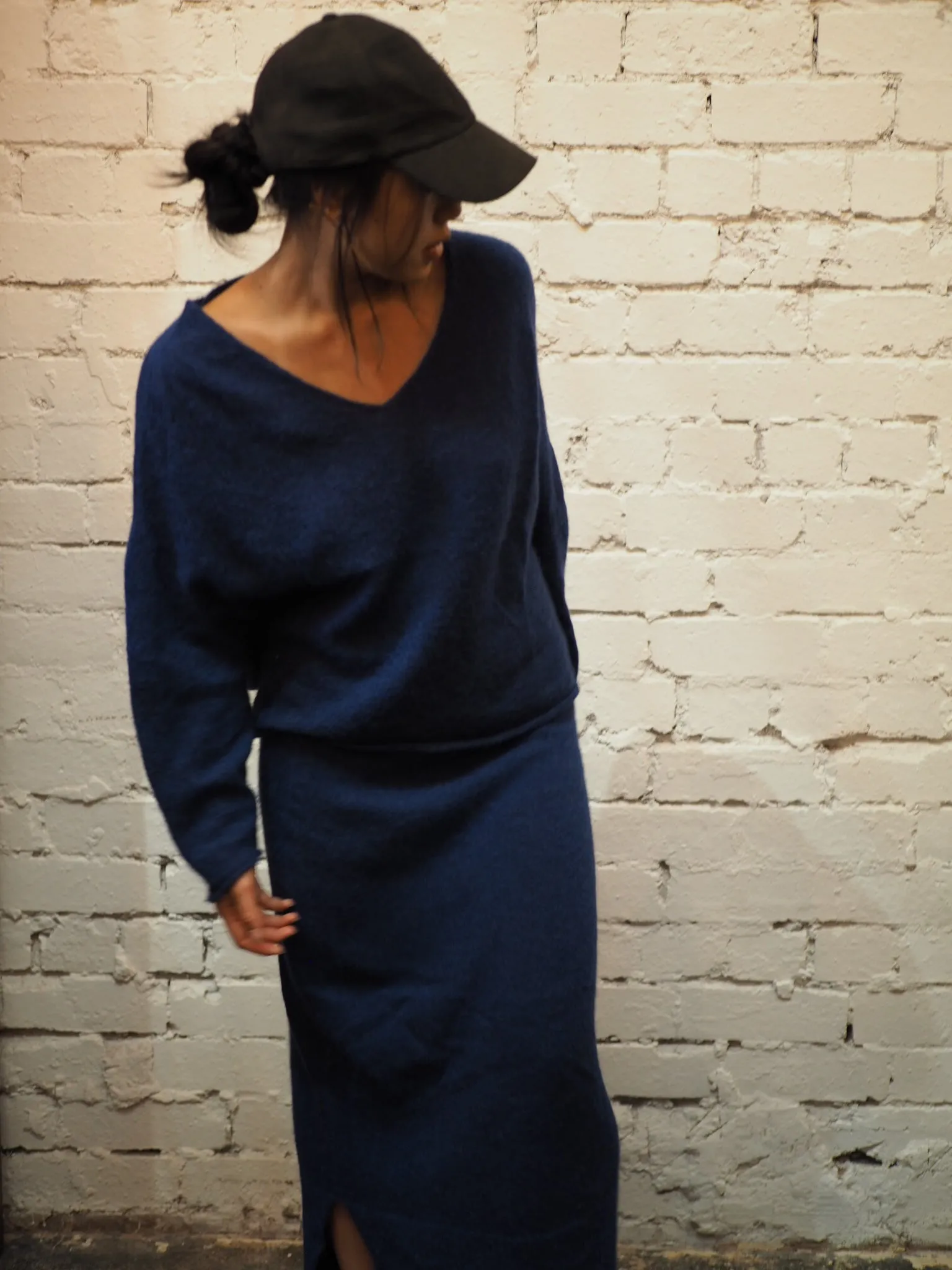 Light weight V-neck sweater (Alpaca)- Blue Royale