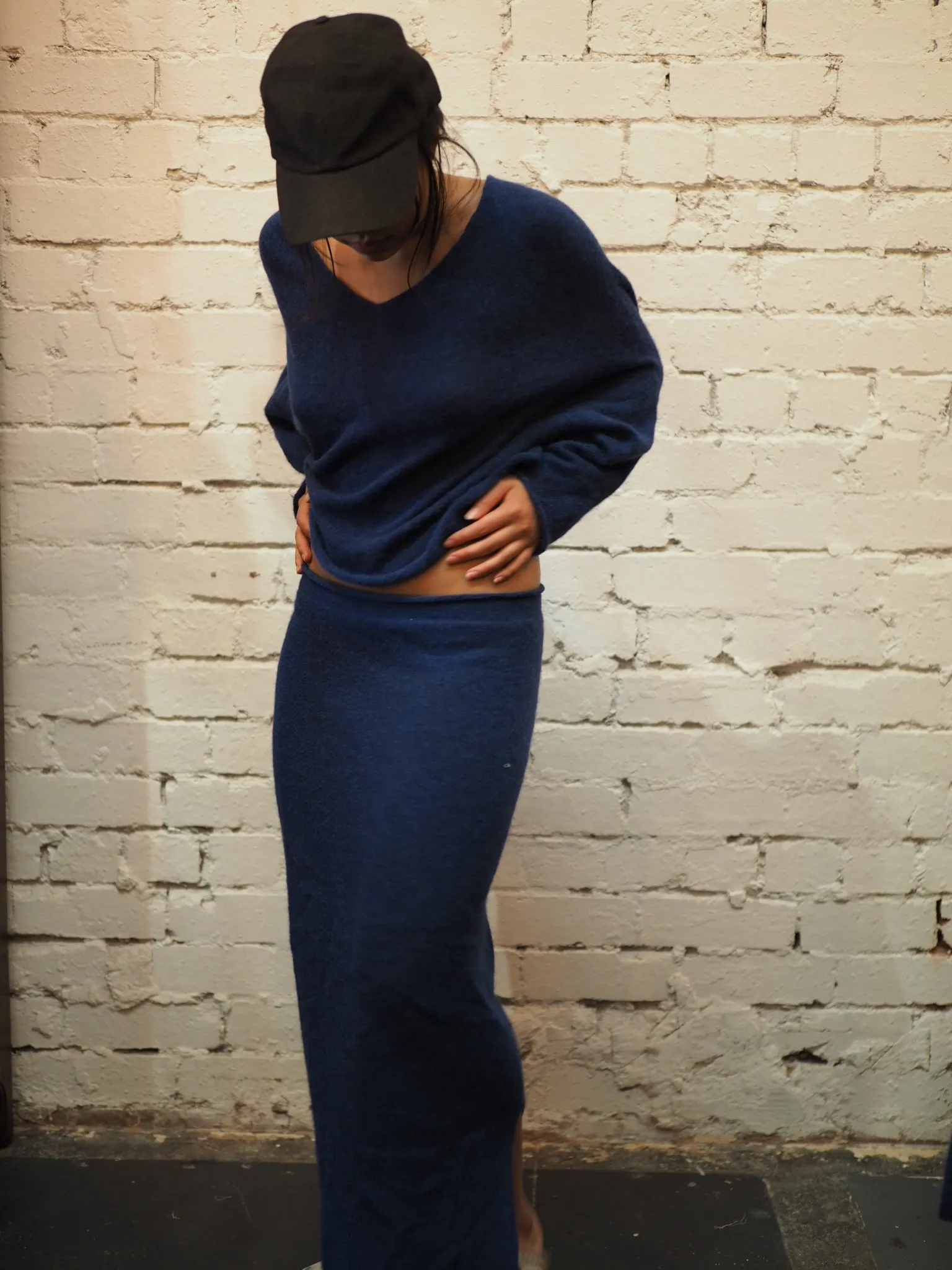 Light weight V-neck sweater (Alpaca)- Blue Royale
