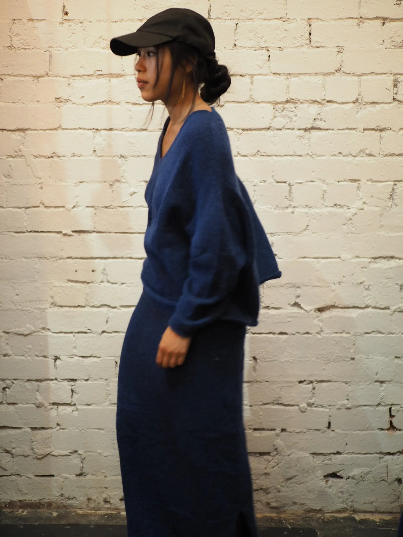 Light weight V-neck sweater (Alpaca)- Blue Royale