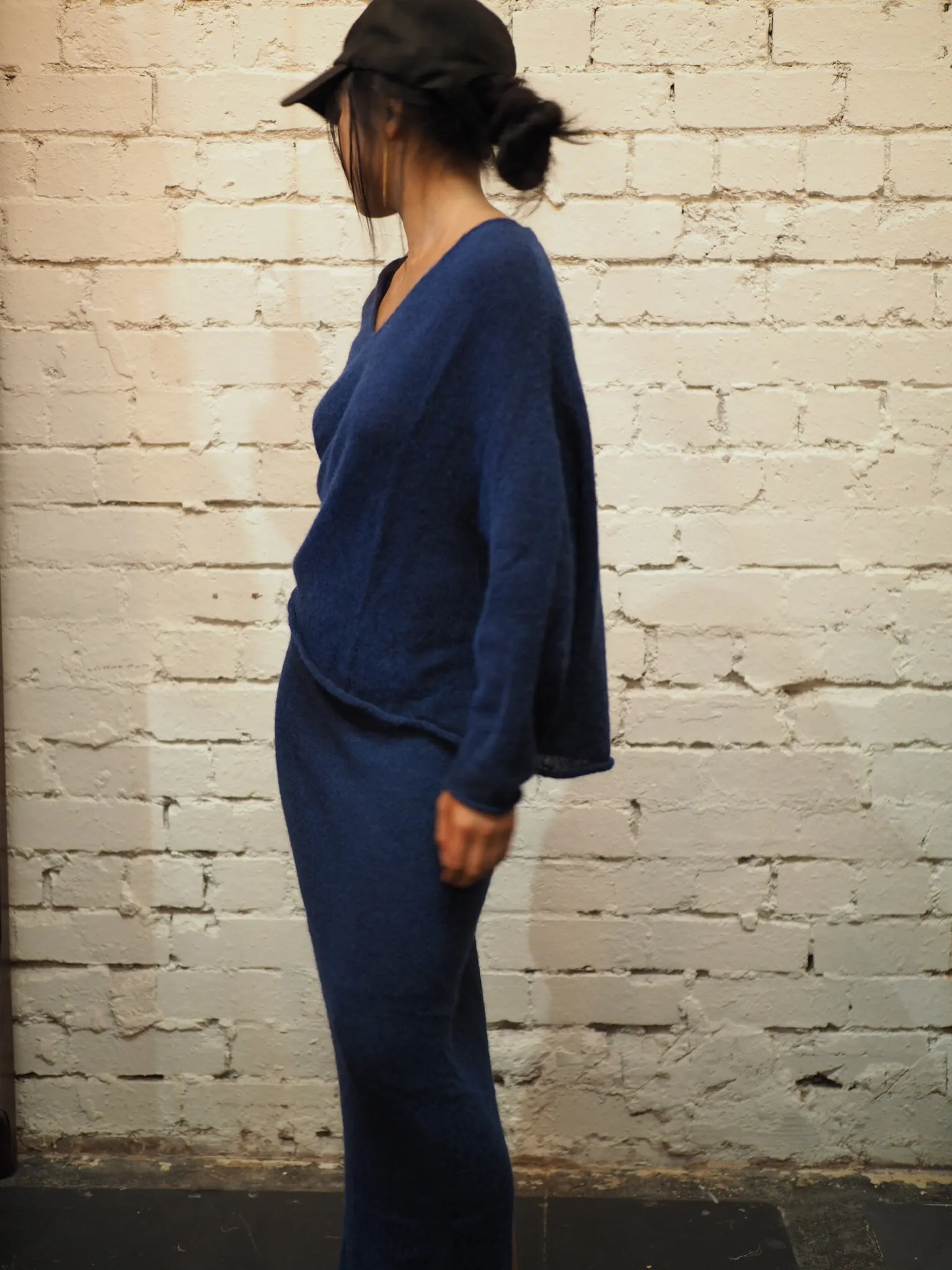 Light weight V-neck sweater (Alpaca)- Blue Royale
