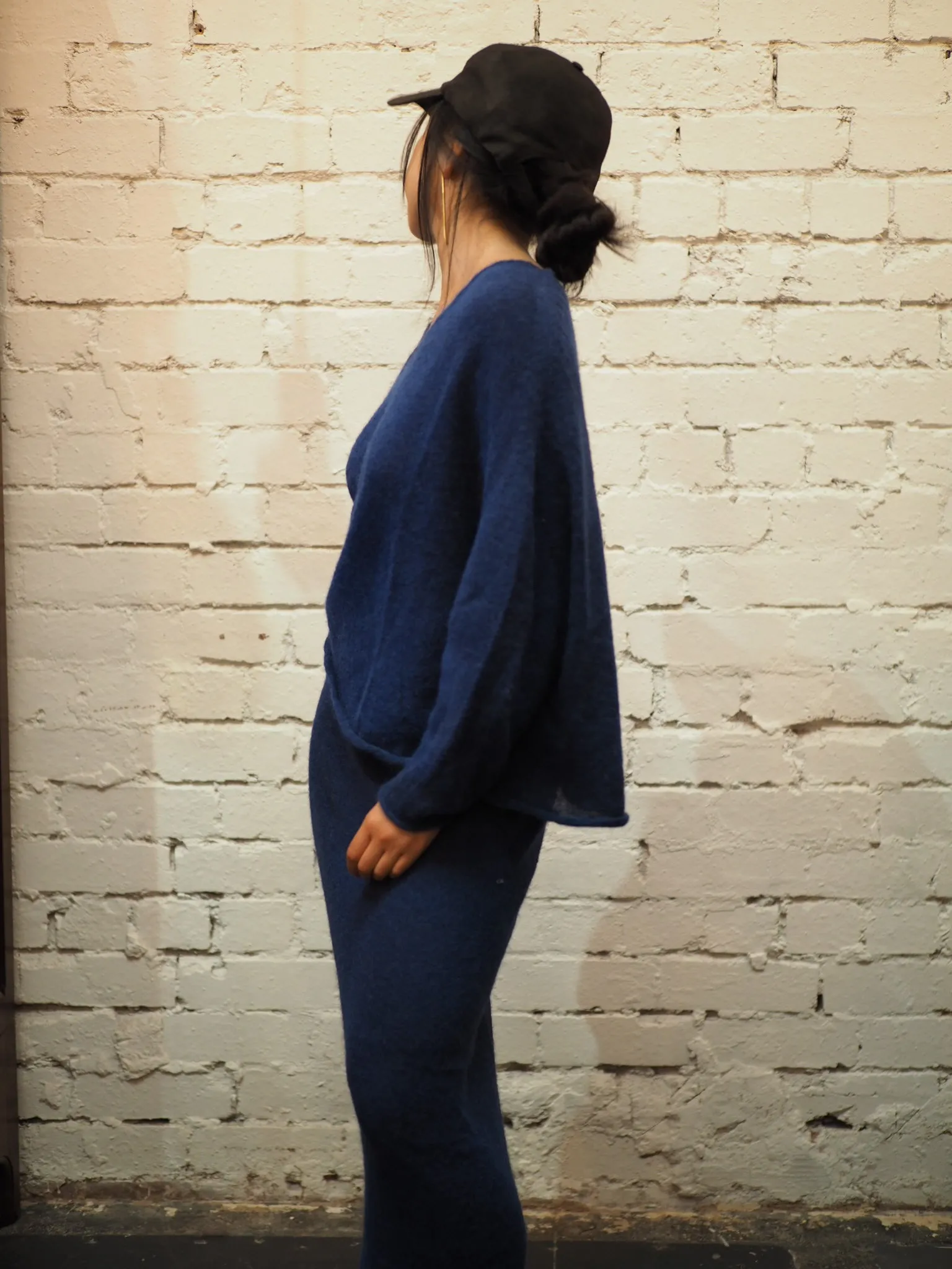 Light weight V-neck sweater (Alpaca)- Blue Royale