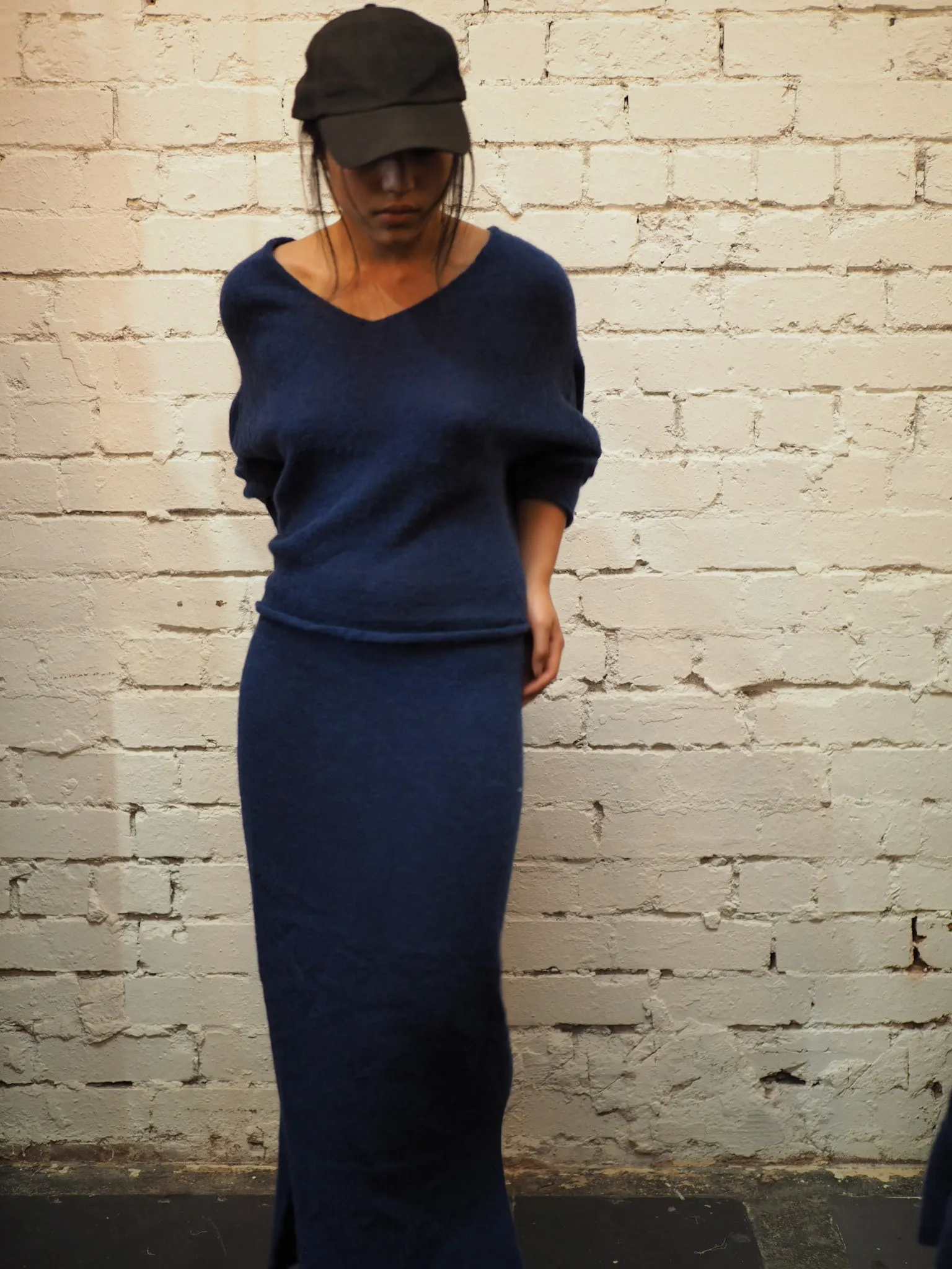 Light weight V-neck sweater (Alpaca)- Blue Royale