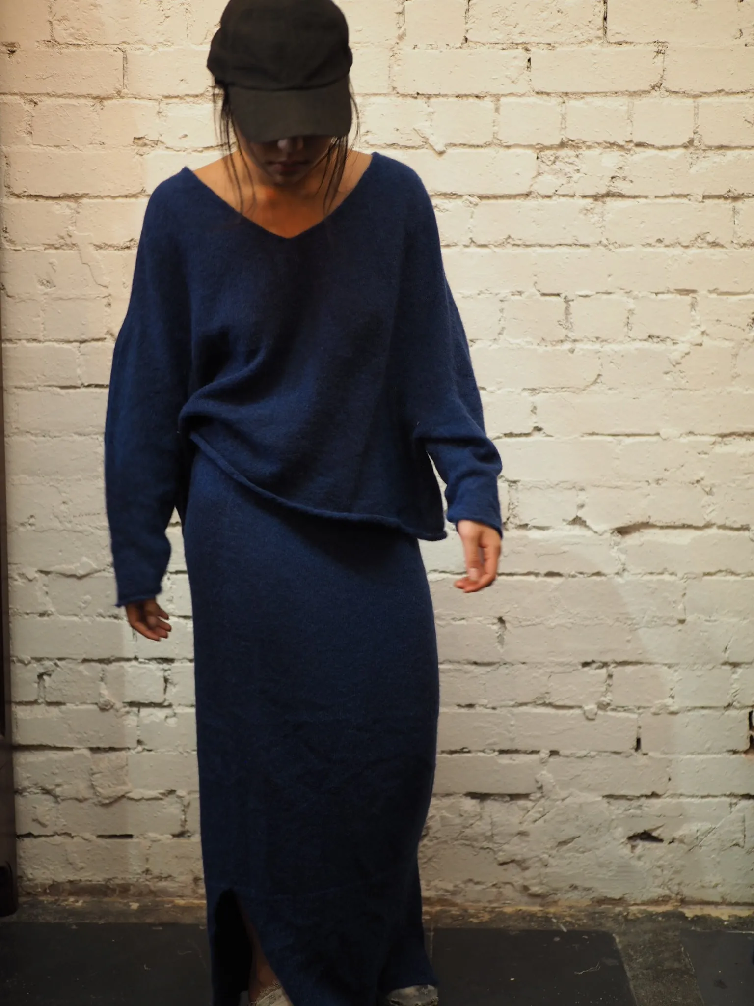 Light weight V-neck sweater (Alpaca)- Blue Royale