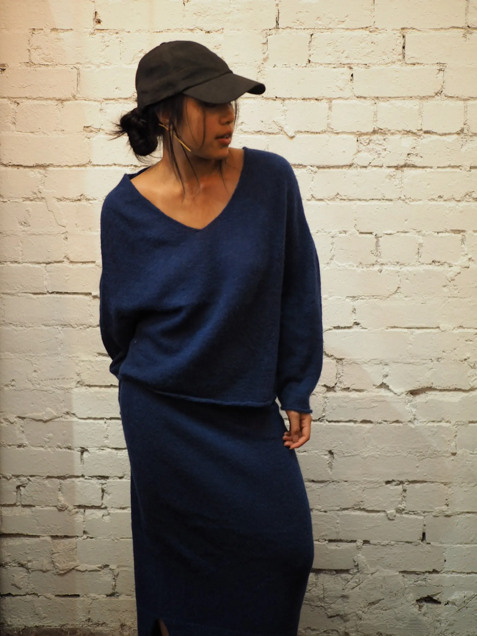 Light weight V-neck sweater (Alpaca)- Blue Royale