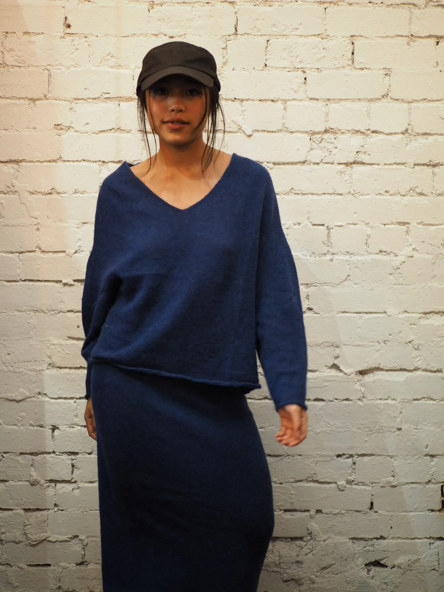Light weight V-neck sweater (Alpaca)- Blue Royale
