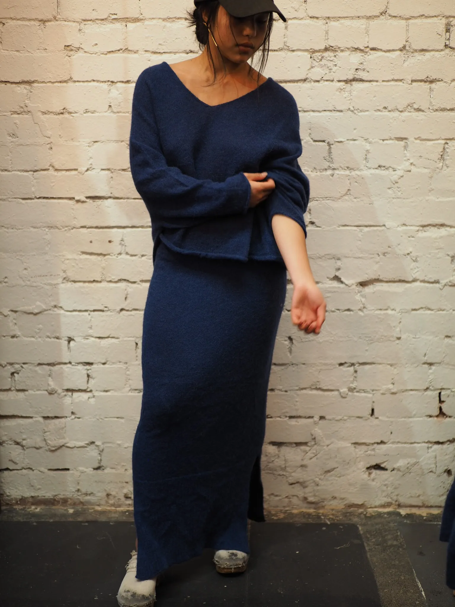 Light weight V-neck sweater (Alpaca)- Blue Royale