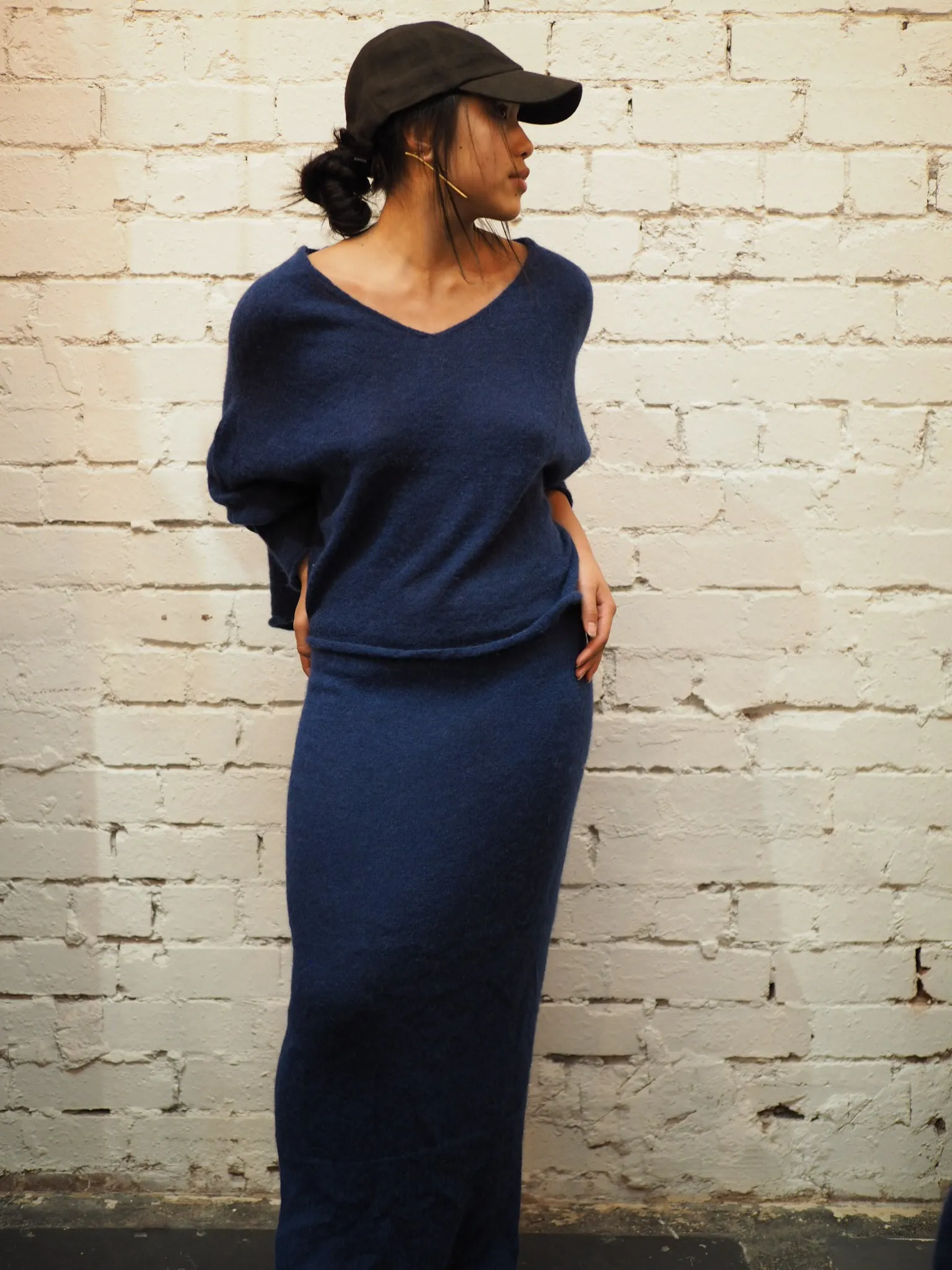 Light weight V-neck sweater (Alpaca)- Blue Royale