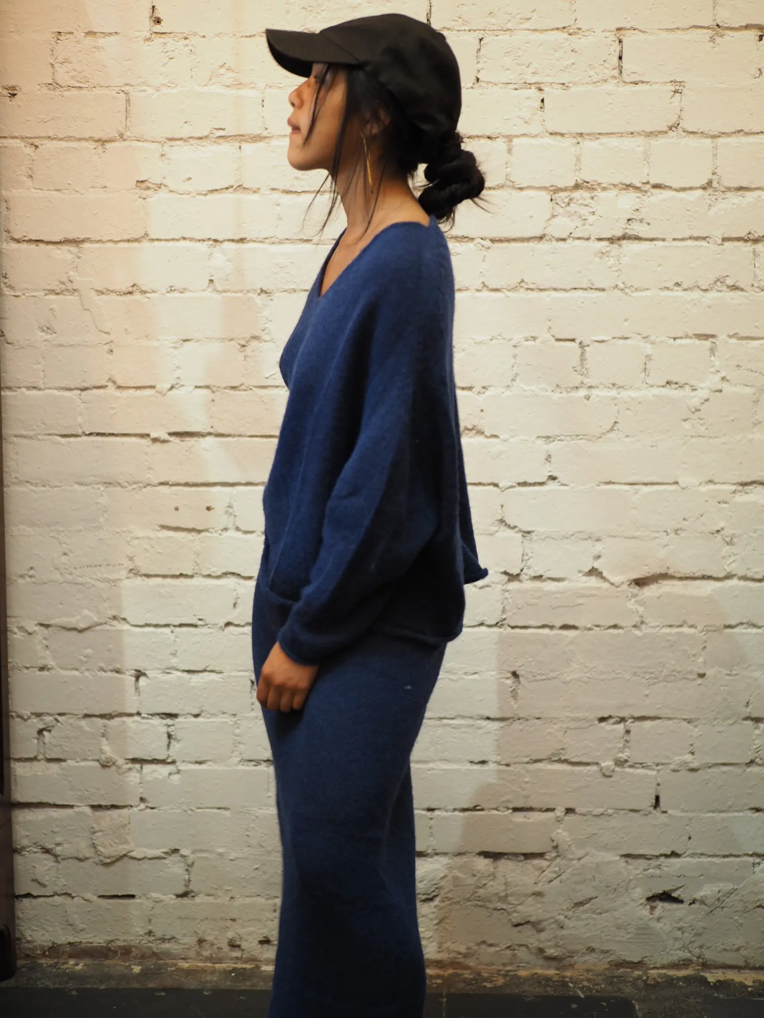 Light weight V-neck sweater (Alpaca)- Blue Royale