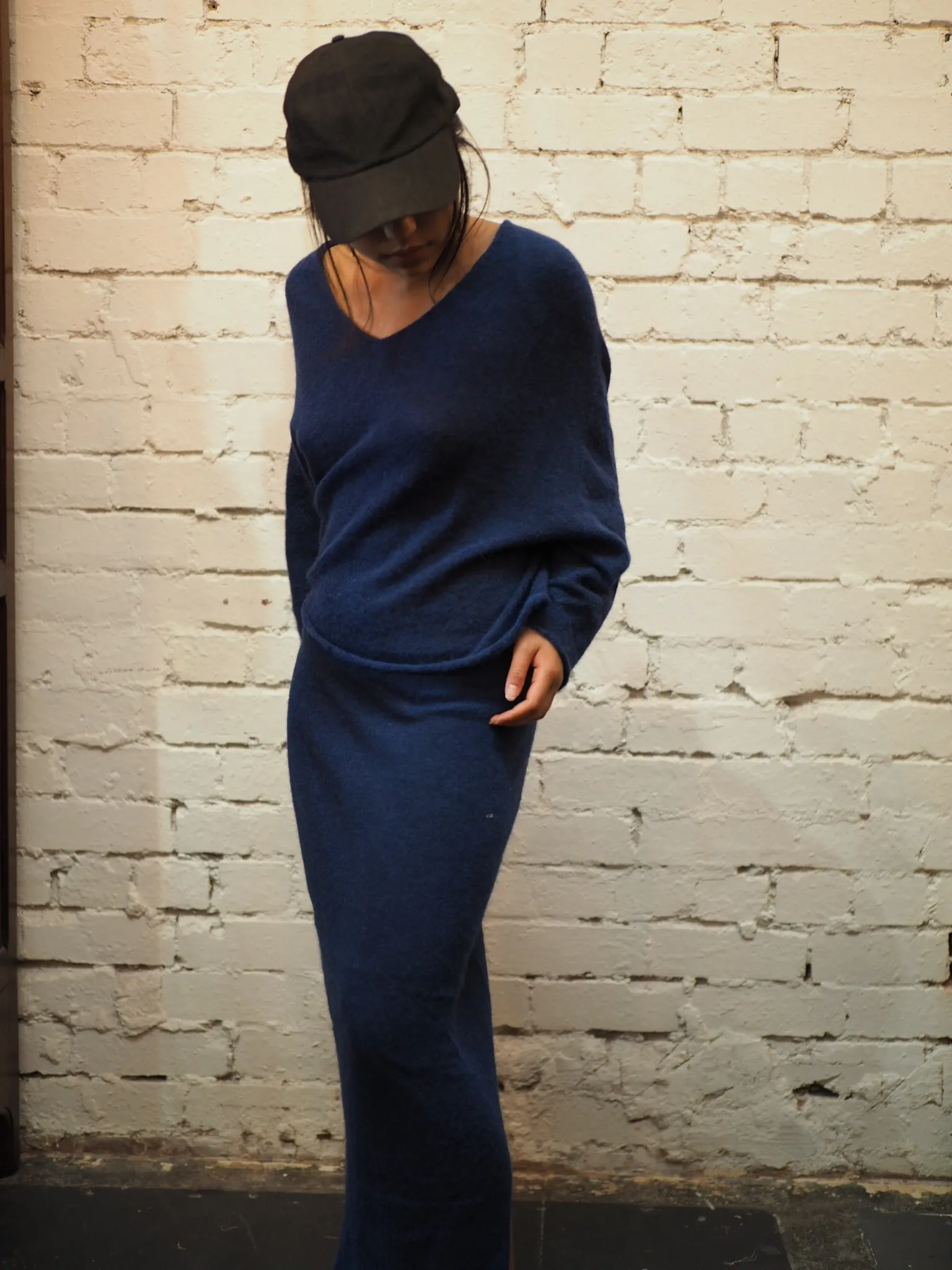 Light weight V-neck sweater (Alpaca)- Blue Royale