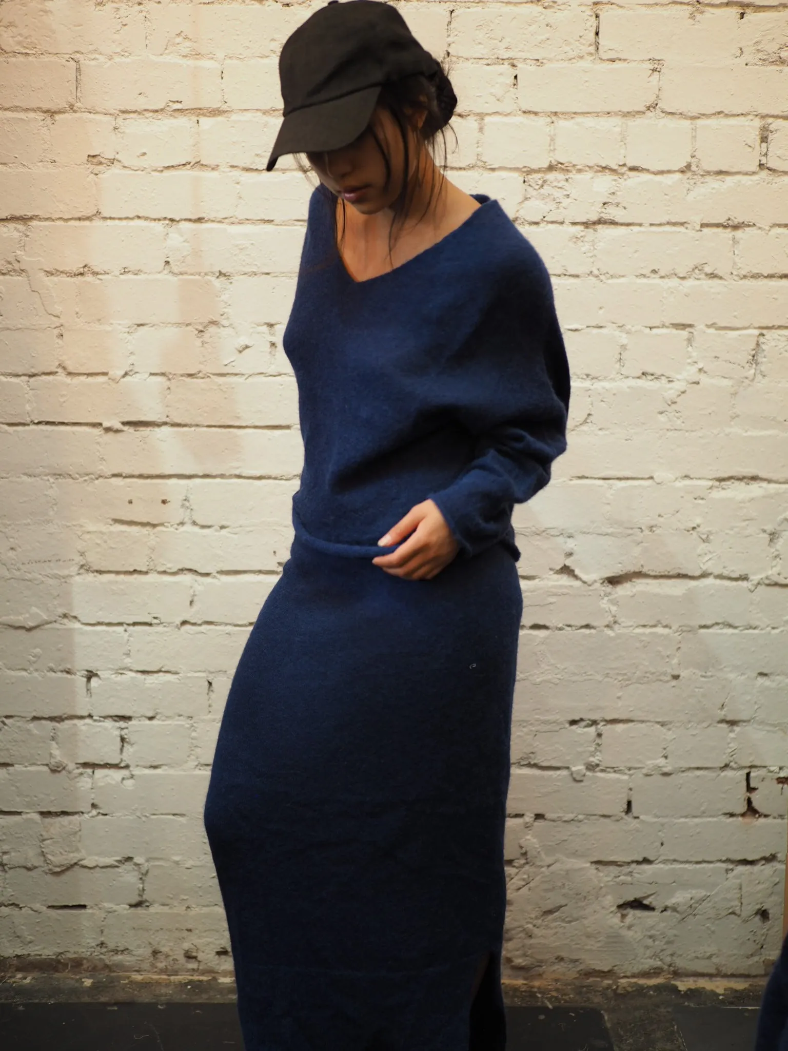 Light weight V-neck sweater (Alpaca)- Blue Royale