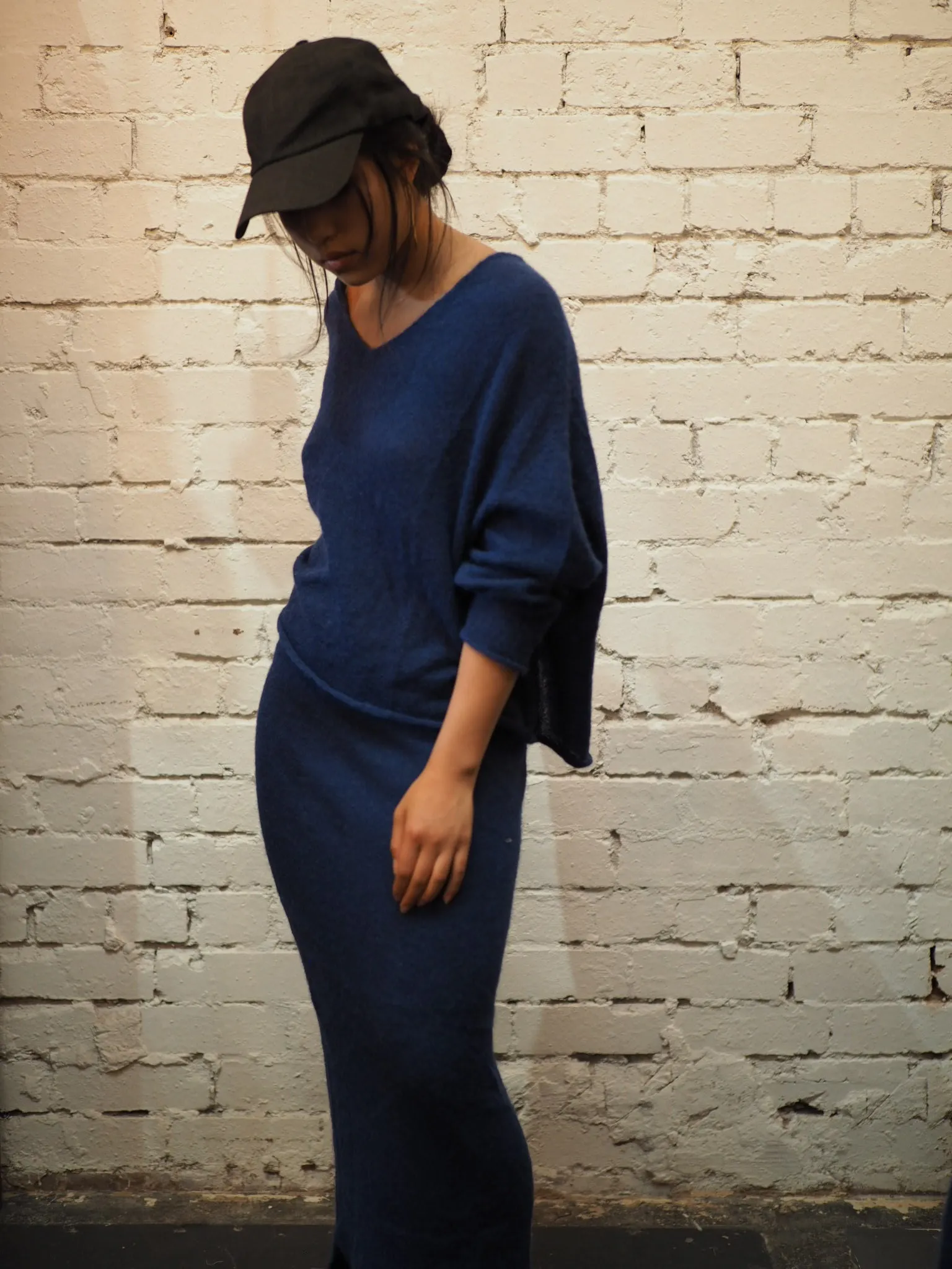 Light weight V-neck sweater (Alpaca)- Blue Royale