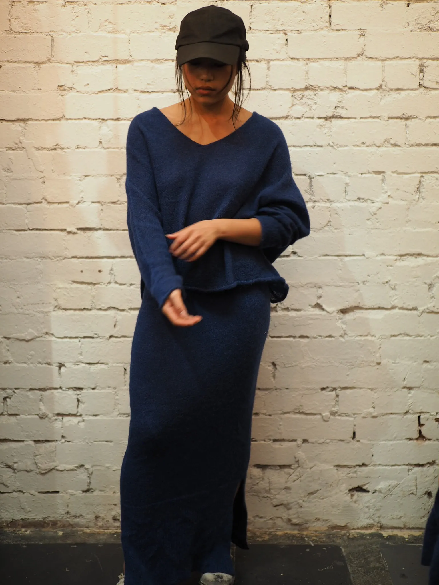 Light weight V-neck sweater (Alpaca)- Blue Royale