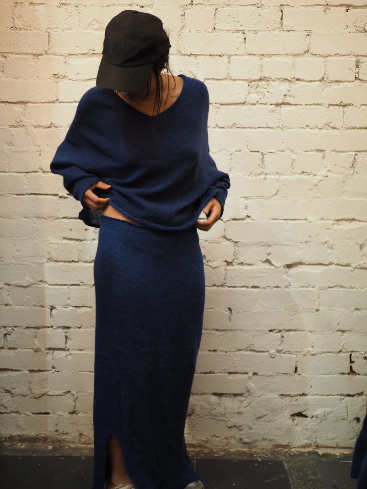 Light weight V-neck sweater (Alpaca)- Blue Royale