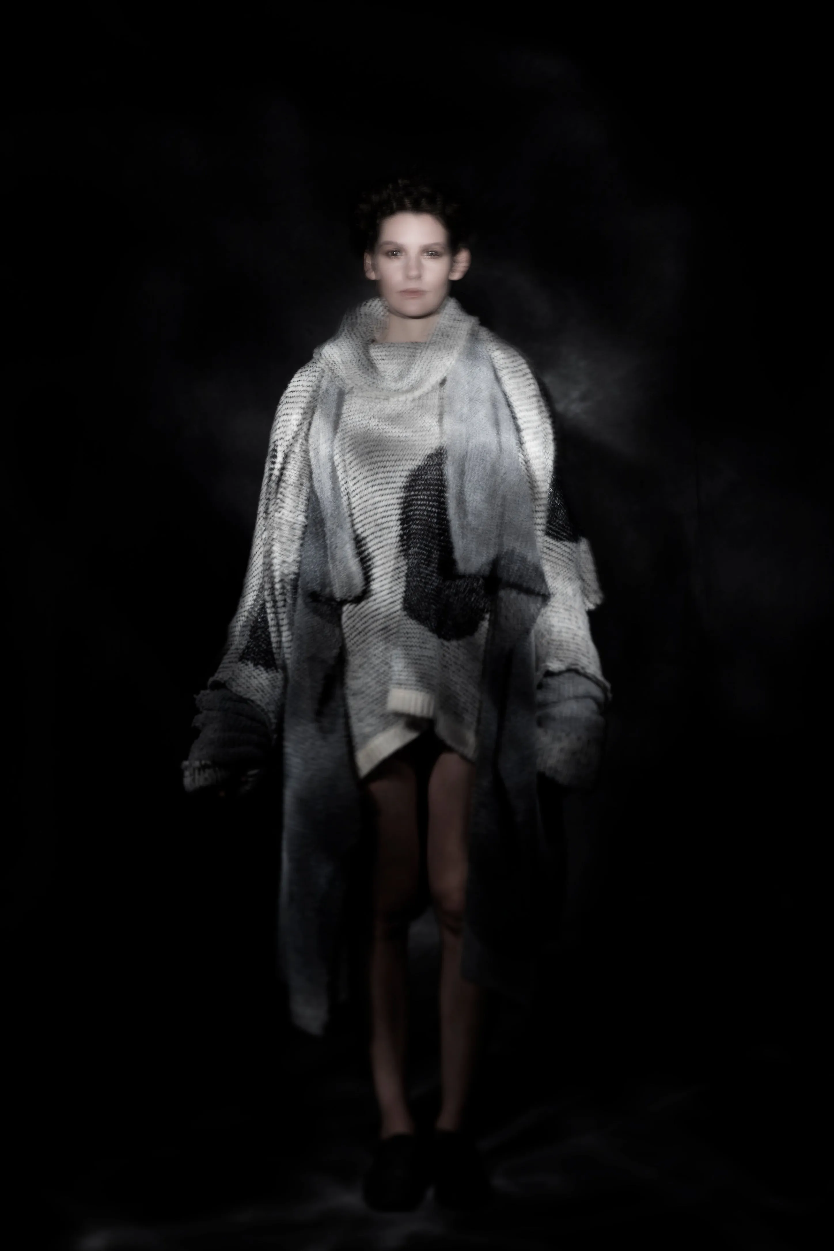 Over size spot sweater (Alpaca) - Black/White