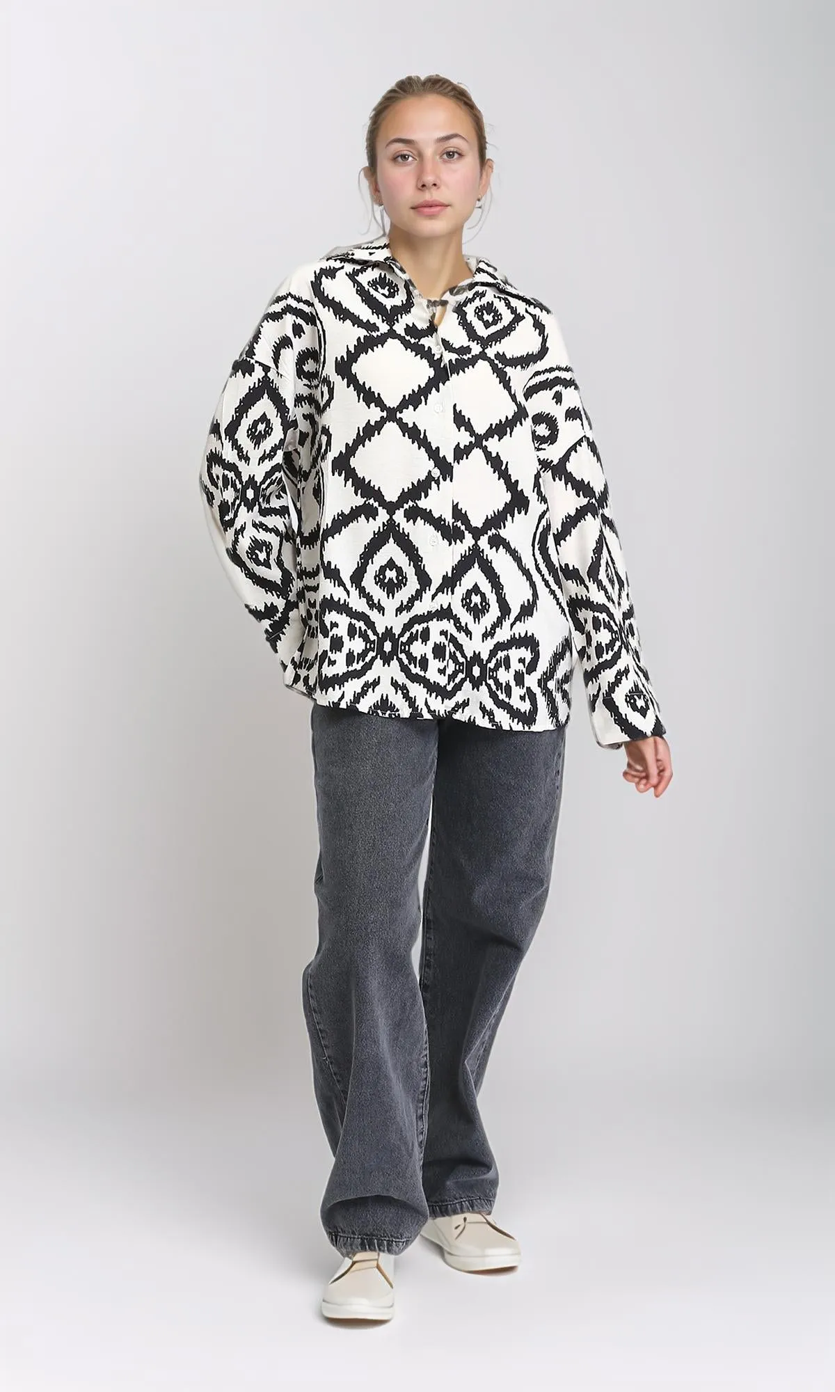 R206506 - Open V-Neck Patterned Shirt - Black & Off-White