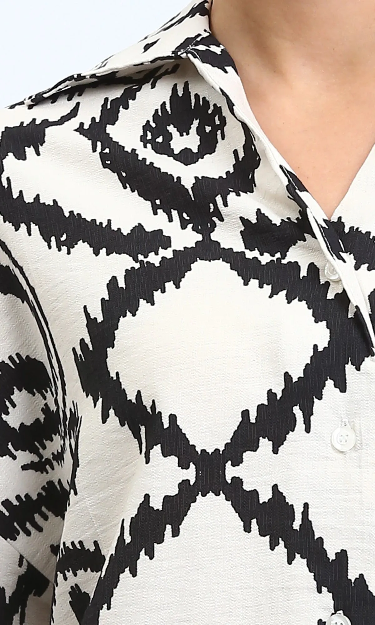 R206506 - Open V-Neck Patterned Shirt - Black & Off-White